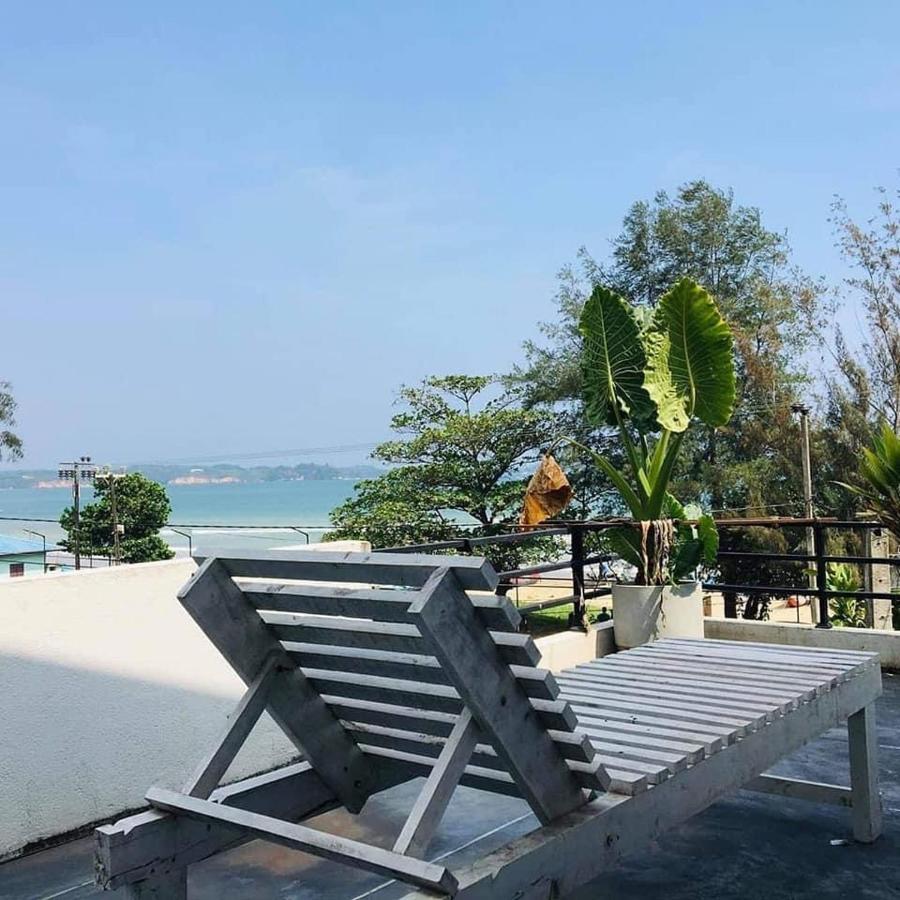 Ceylon Surf Guest And Restaurant Bed and Breakfast Weligama Buitenkant foto