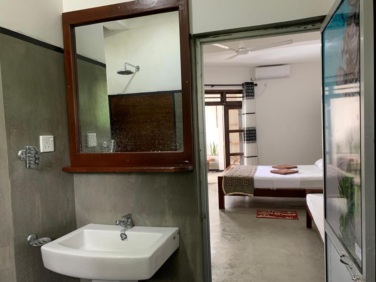 Ceylon Surf Guest And Restaurant Bed and Breakfast Weligama Buitenkant foto