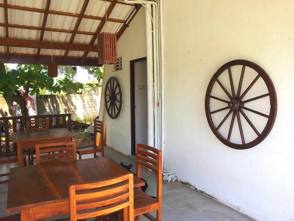 Ceylon Surf Guest And Restaurant Bed and Breakfast Weligama Buitenkant foto