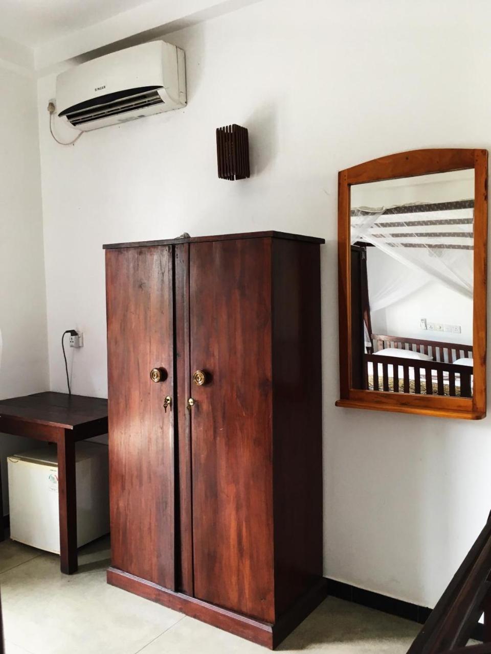 Ceylon Surf Guest And Restaurant Bed and Breakfast Weligama Buitenkant foto