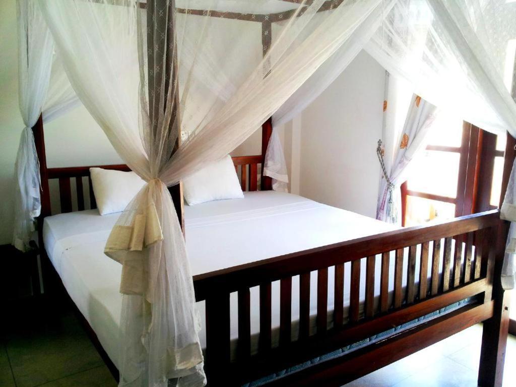 Ceylon Surf Guest And Restaurant Bed and Breakfast Weligama Buitenkant foto